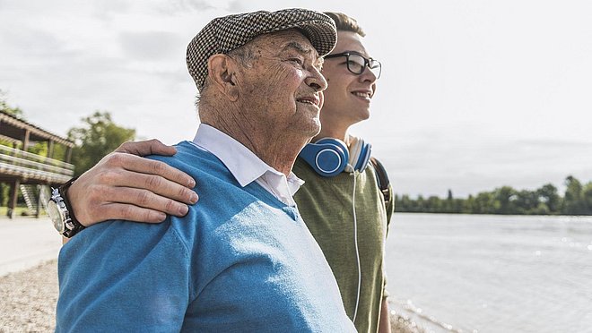 Patient avec son petit-fils au bord d’un lac