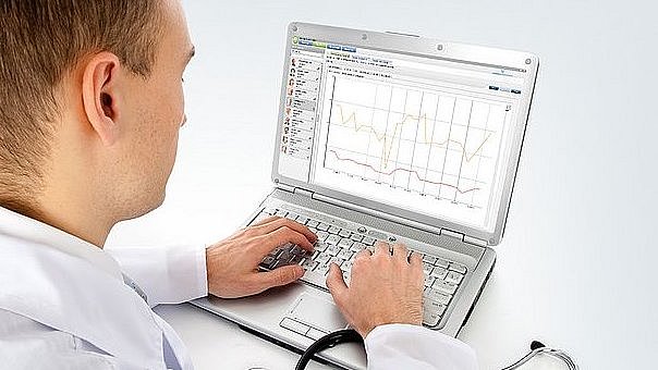 Médecin utilisant le système Therapy Support Suite (TSS) de Fresenius Medical Care