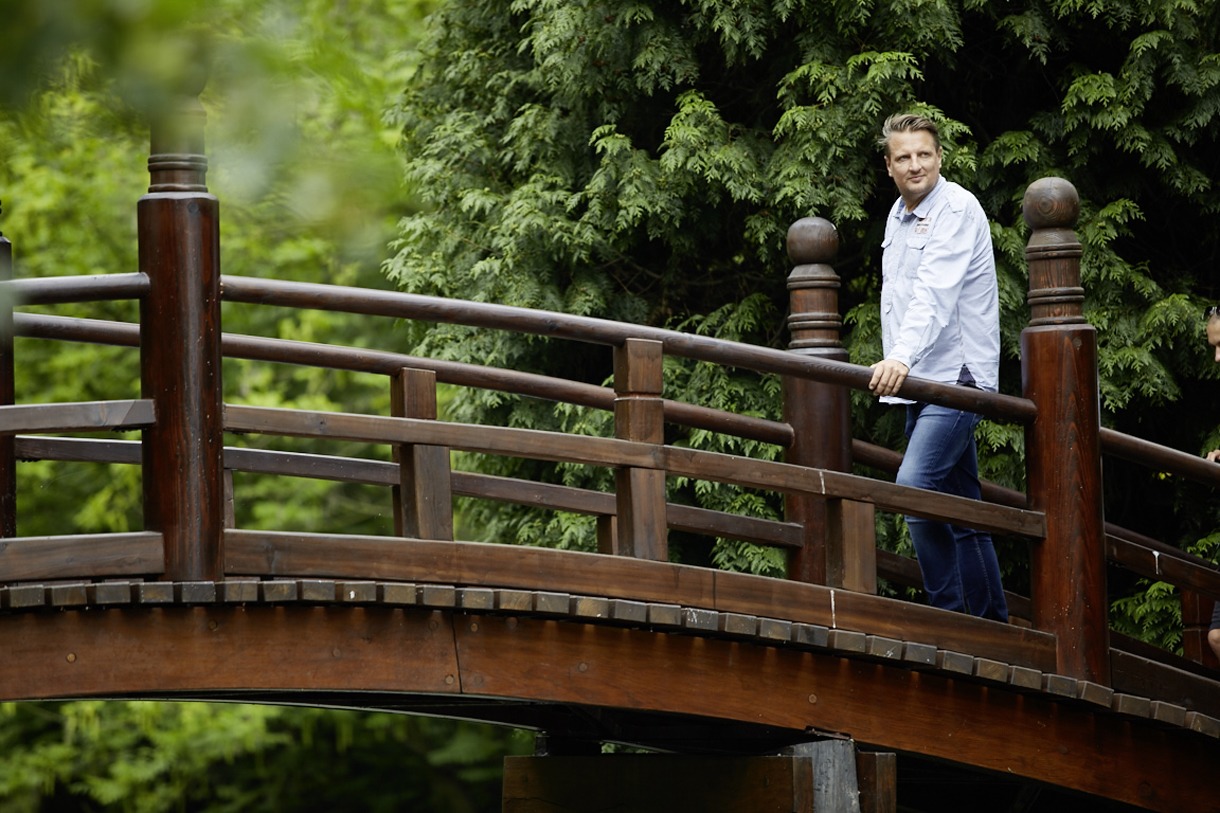 Tomasz, patient polonais sous dialyse péritonéale, sur un pont
