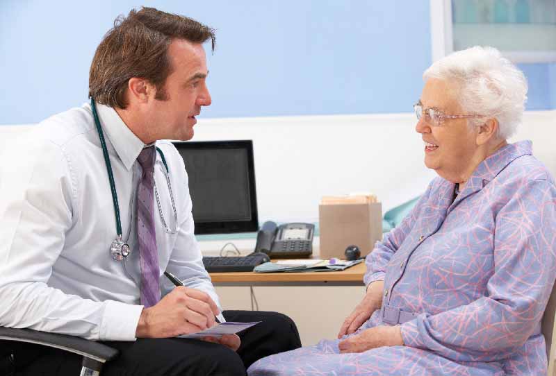 Un médecin conseillant une patiente âgée